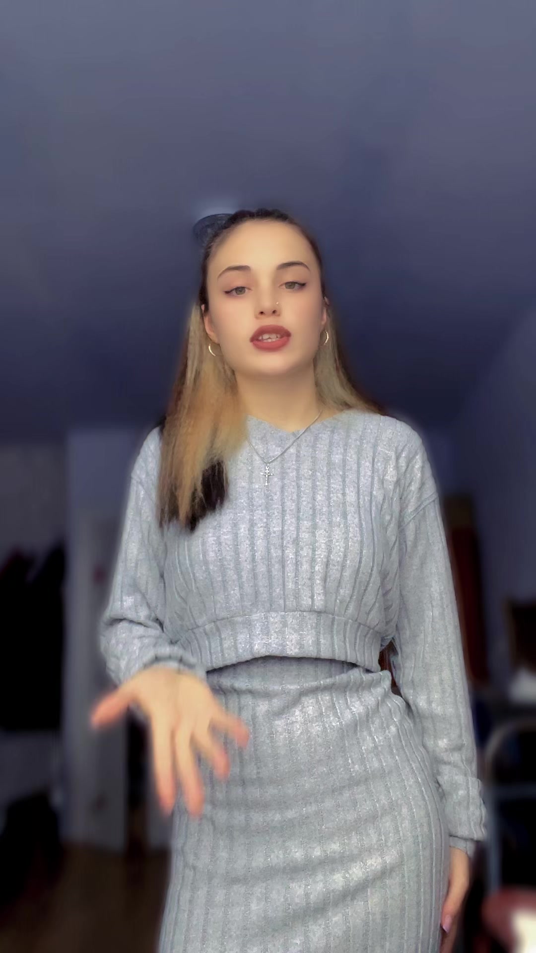 @….