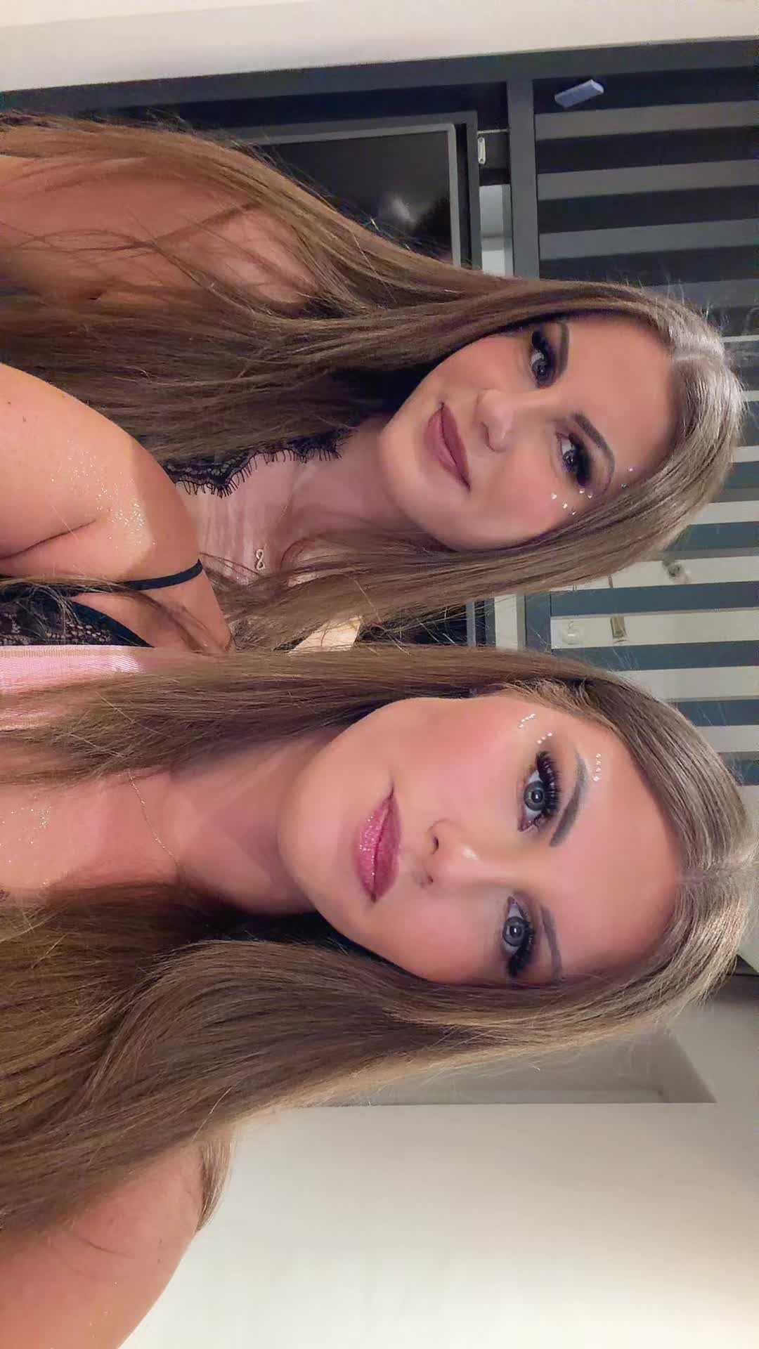 @Dezmaric_twins