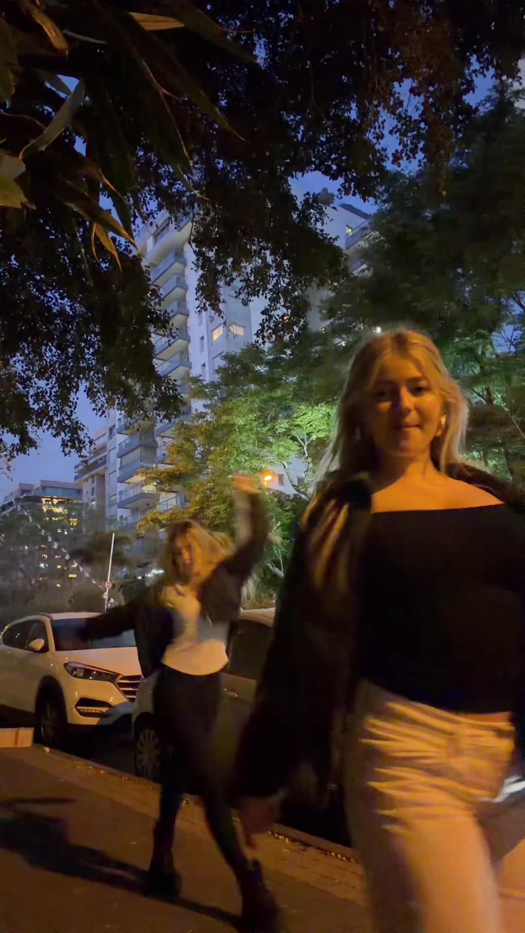 @3hotblondes_