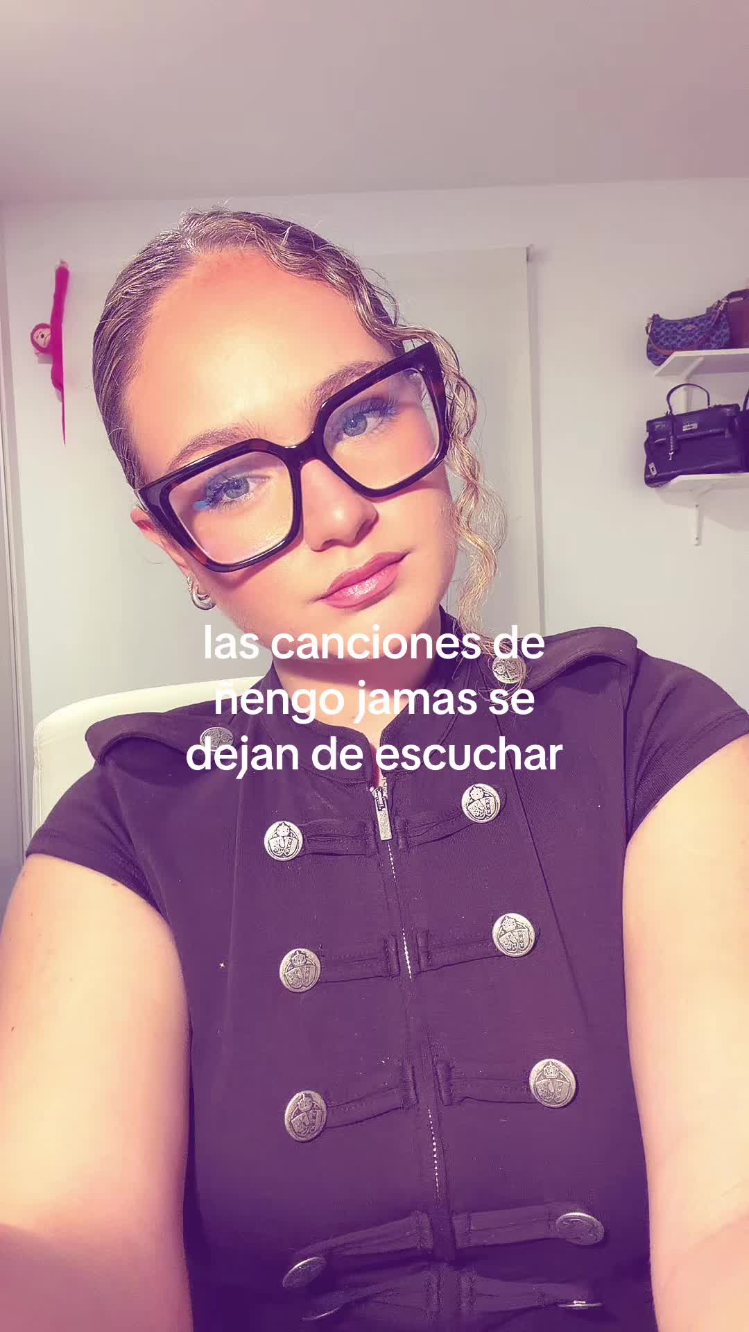 @laruuiz_