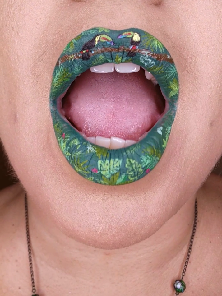@TheMirrorBeauty lip art 💋🌈💄
