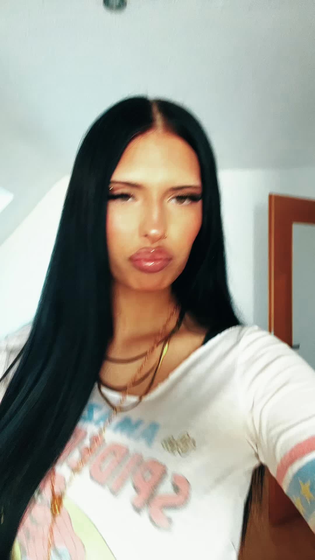 @￴