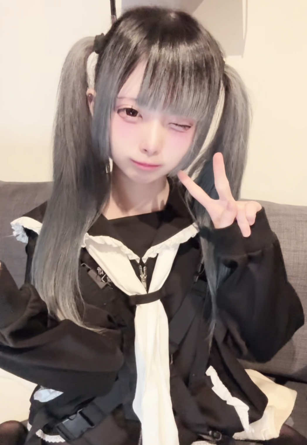 @にこ