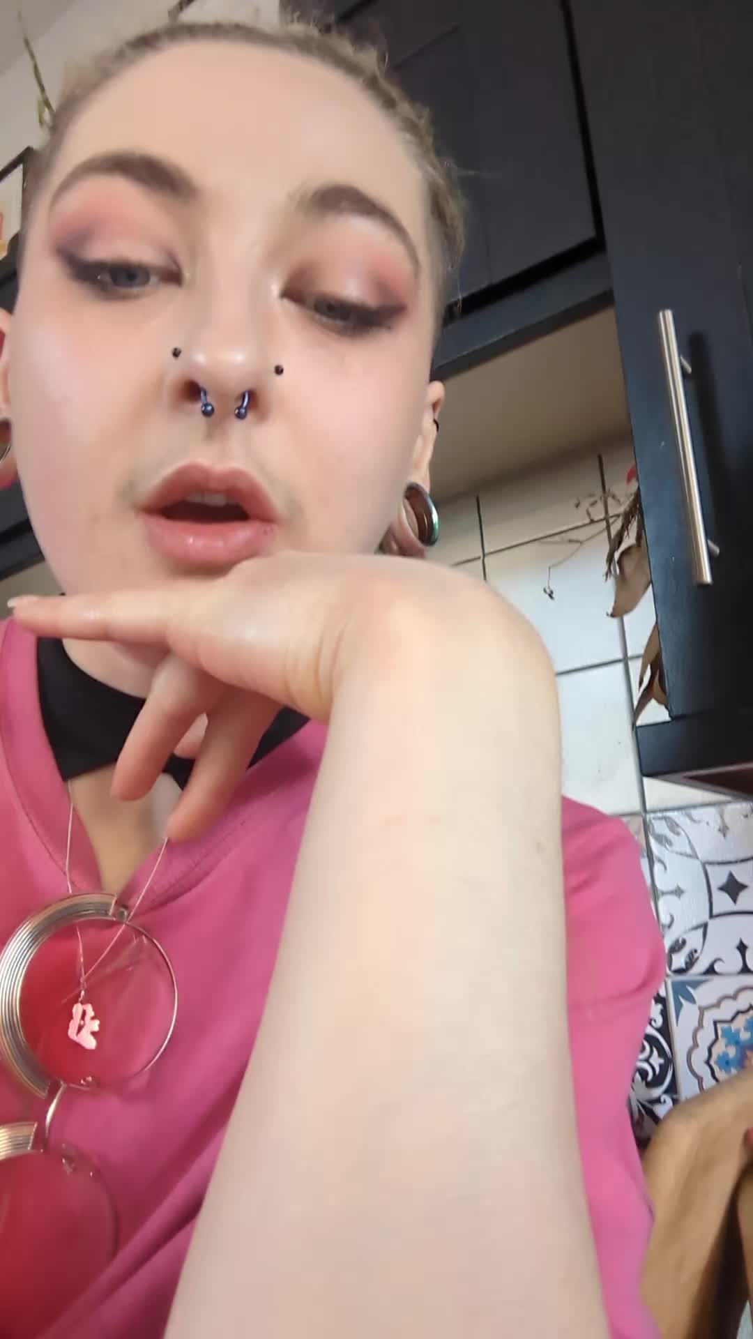 @tara-toenail