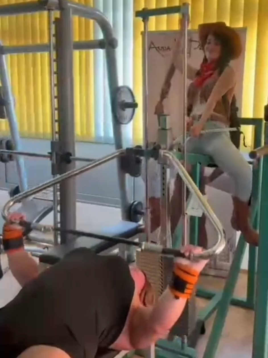 @Anna K Powerlifter