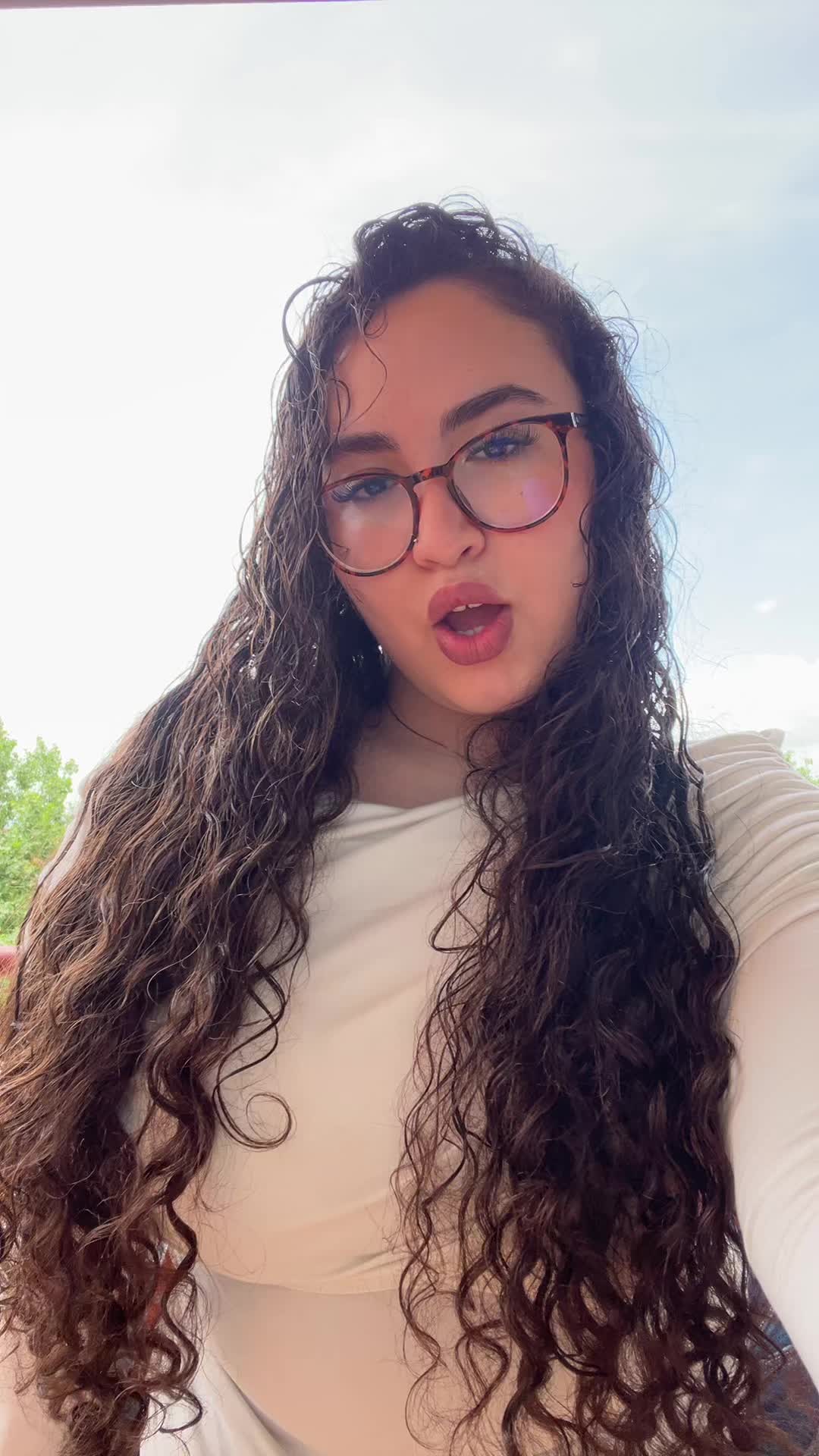 @yasmina.