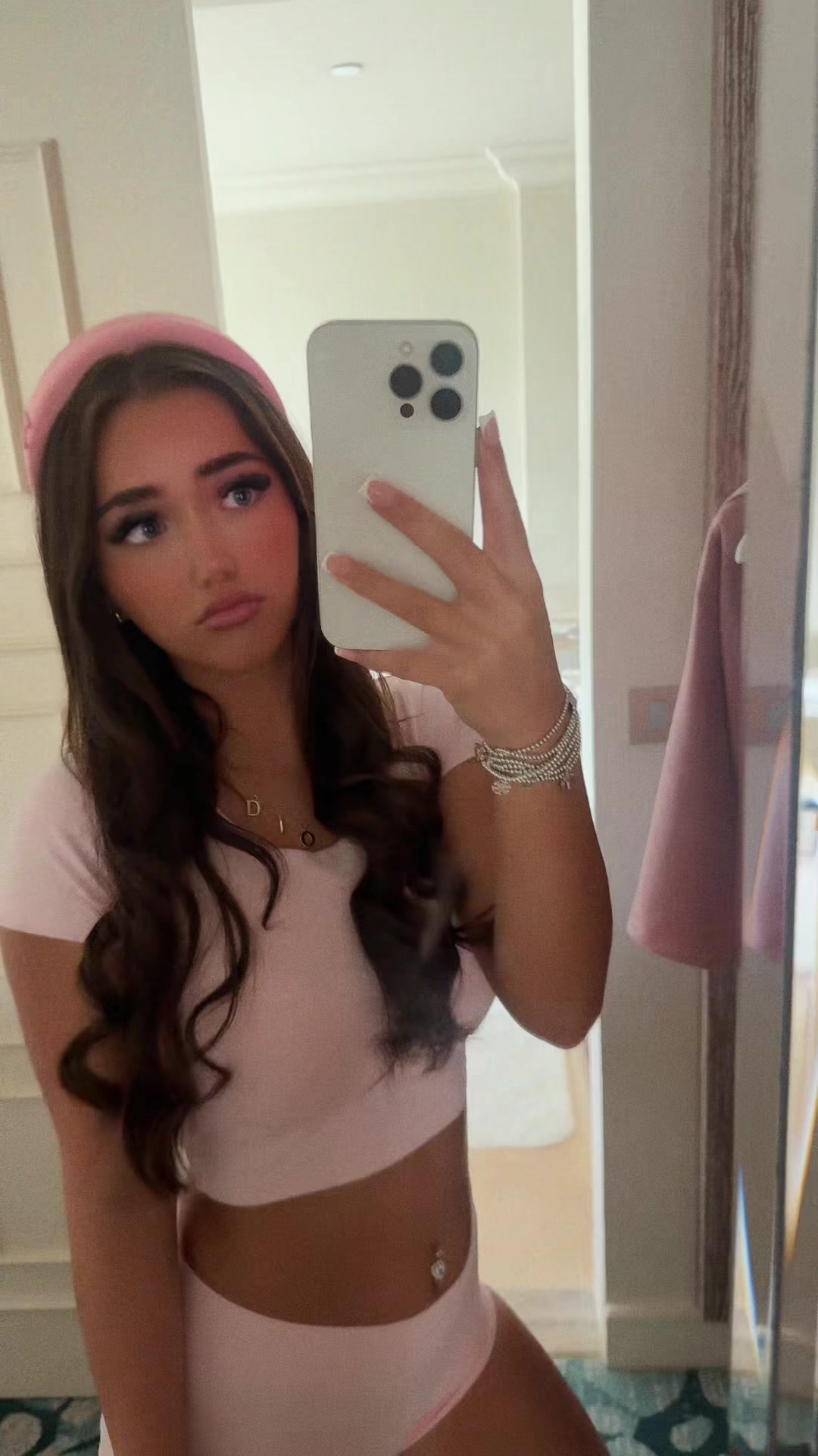 @LolaMaieRoberts
