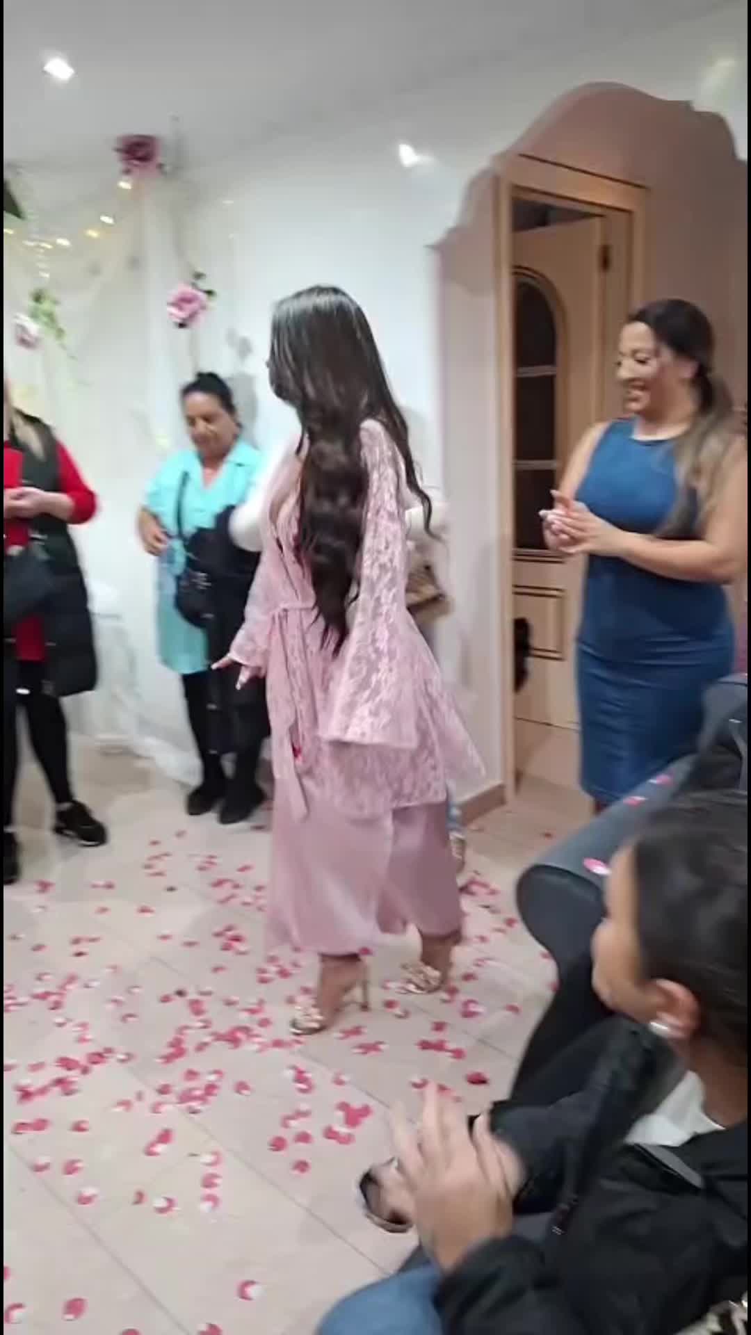@Aroa.nv