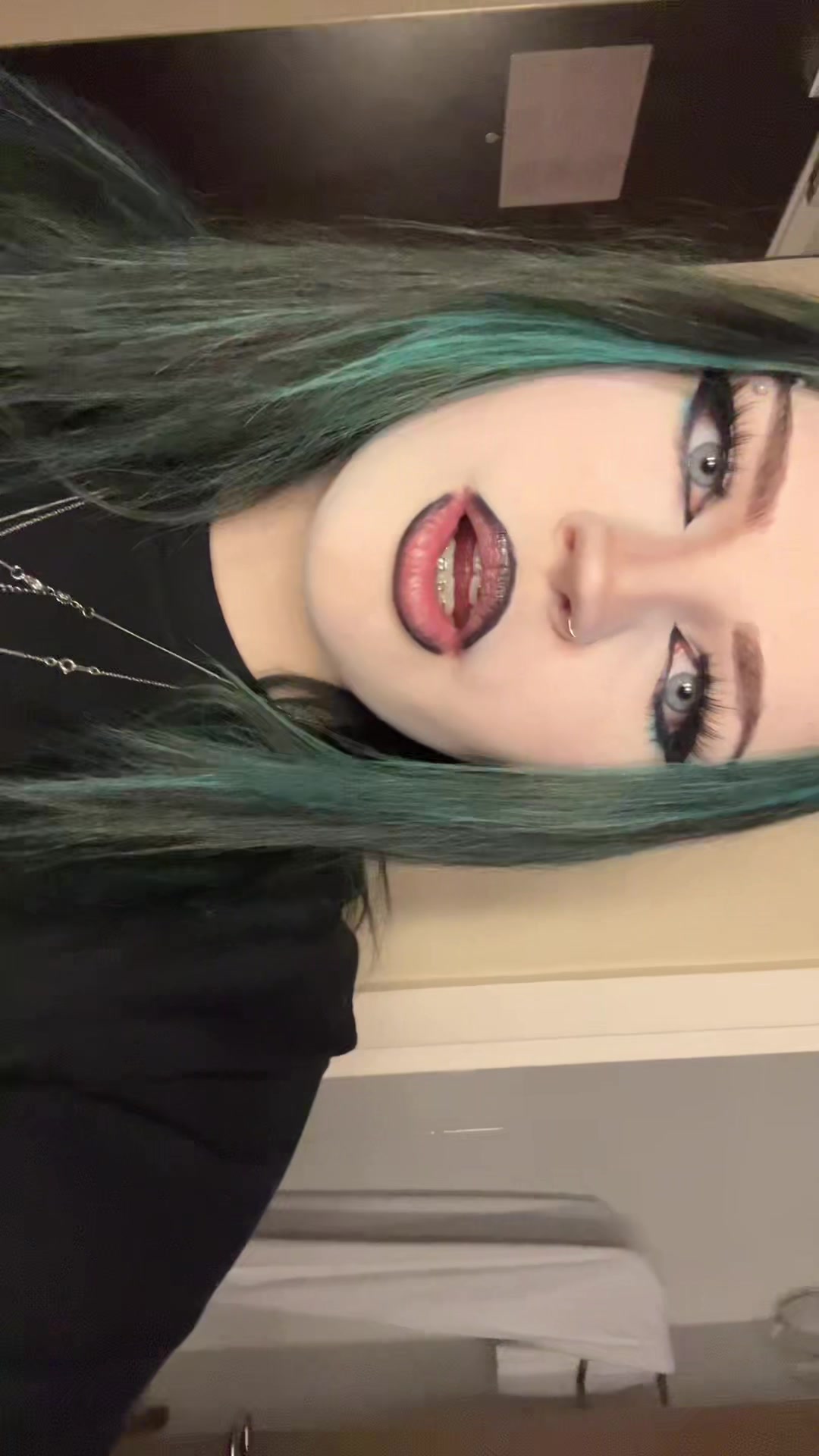 @lara ⊬