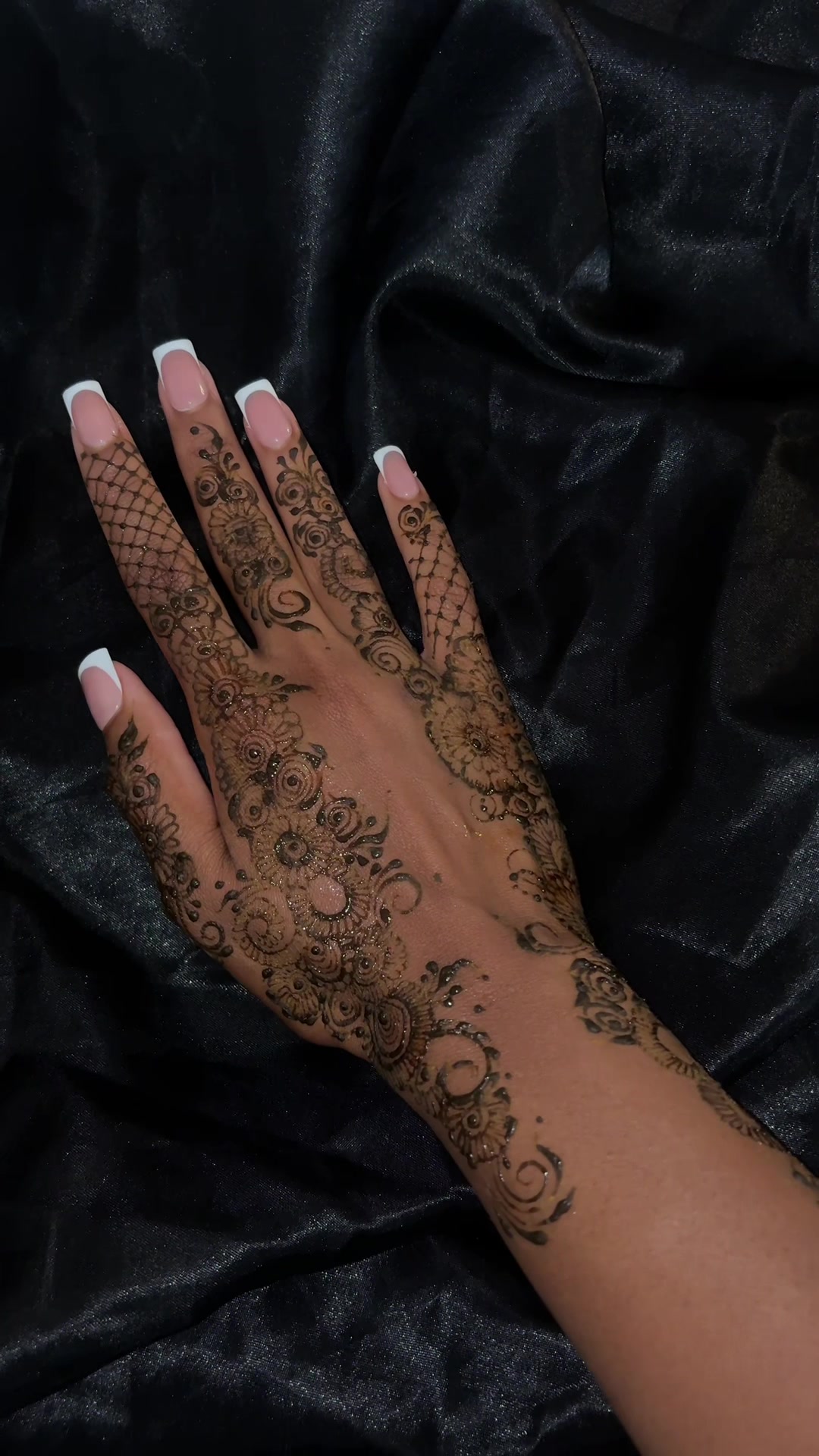 @ayshahhenna_artist