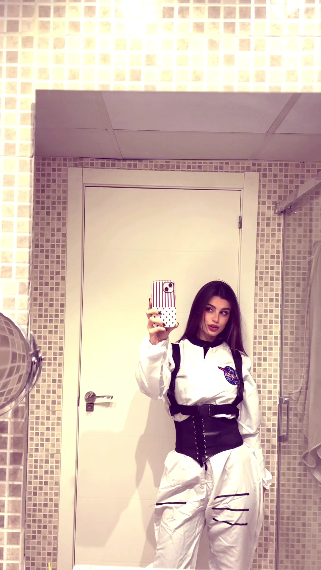 @.bæs.