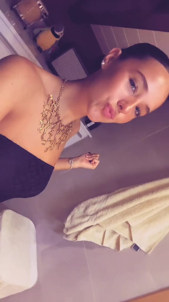 @adrianafernnaandez