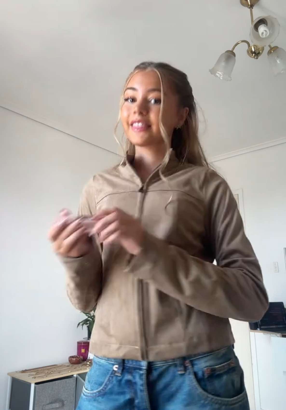 @connieeconw