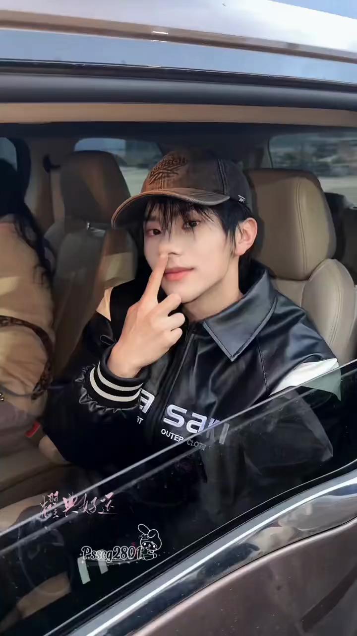 @𝖯𝗌𝗌𝖼𝗀𝟤𝟪𝟢𝟣 🧏🏻&zwj;♂️