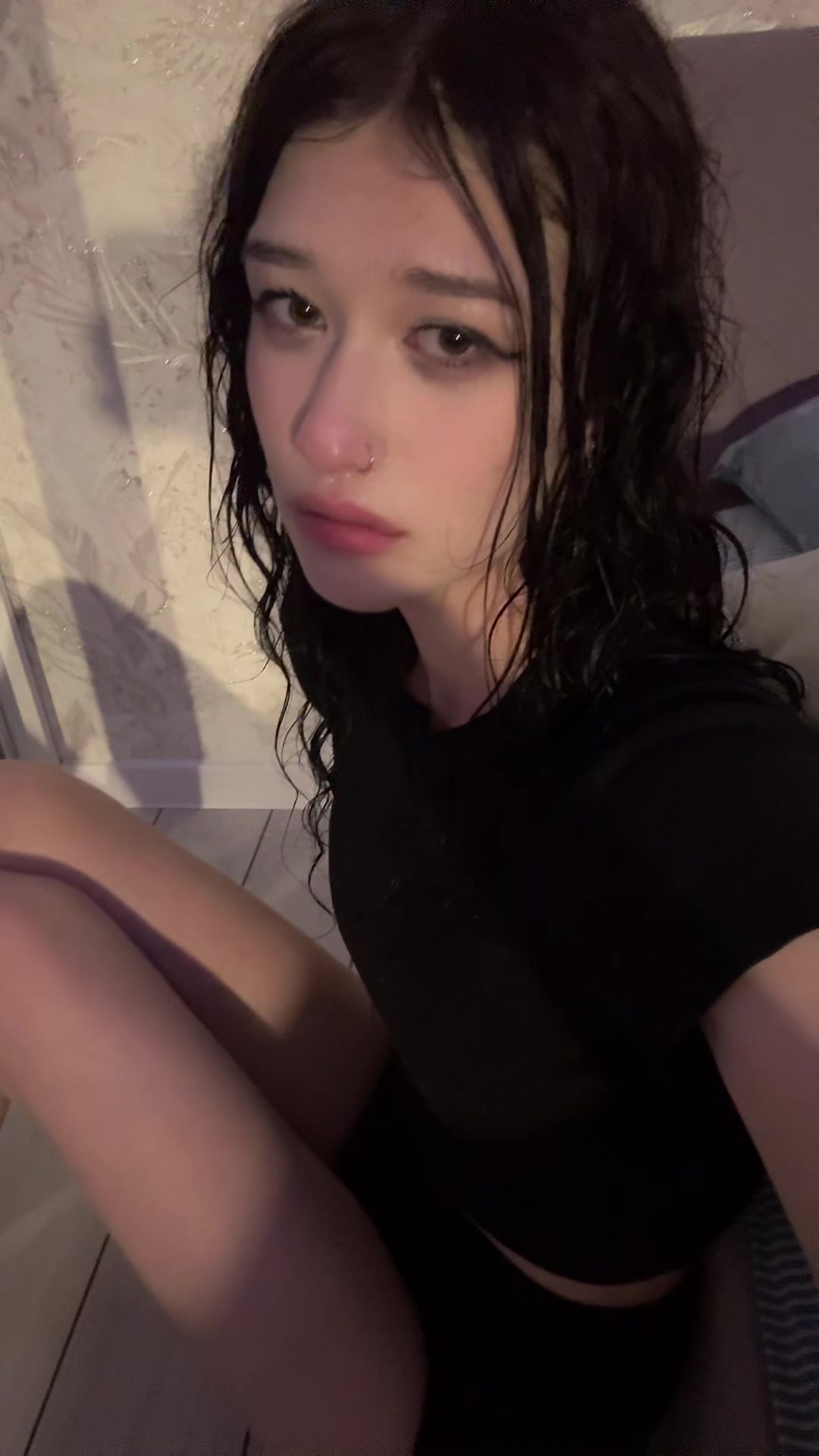 @^_<