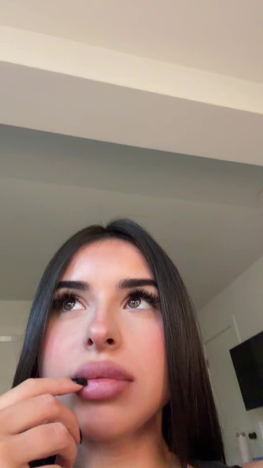 @vickyguez