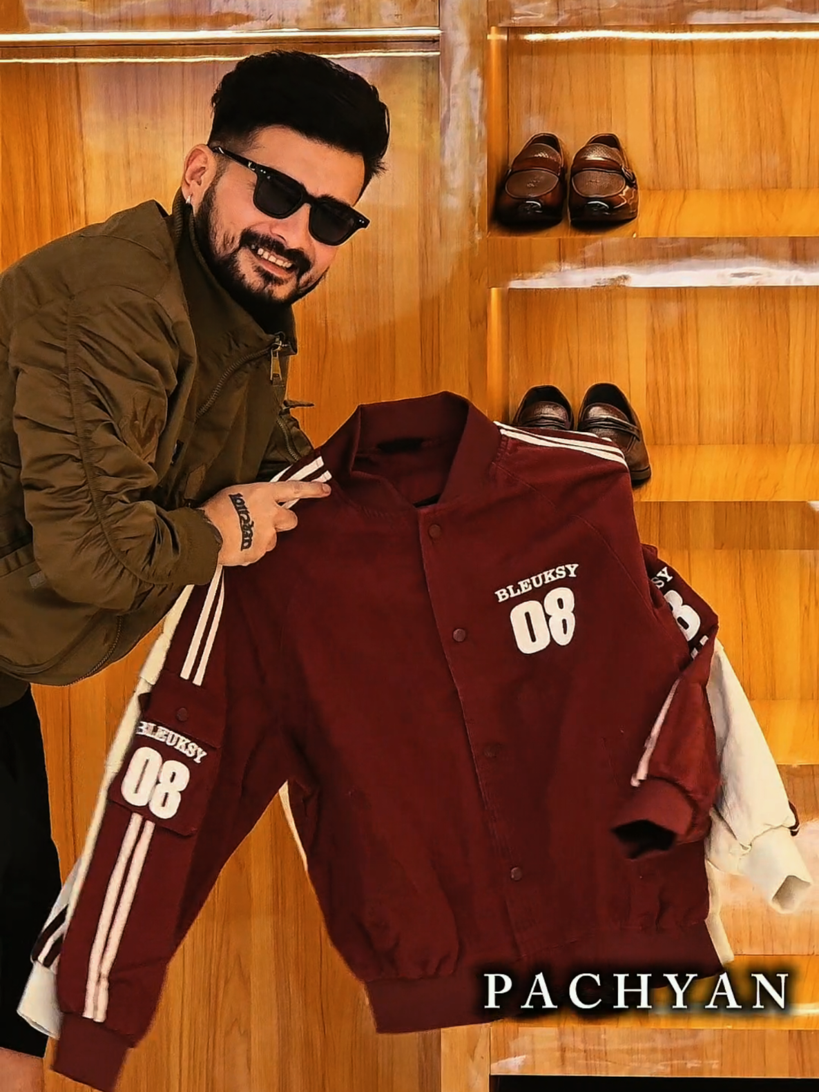 @पछ्याण wears