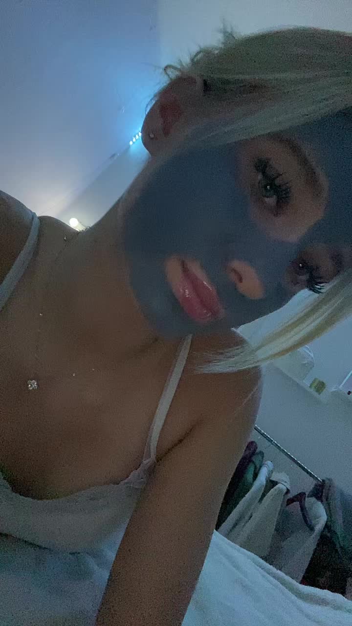 @𝑳𝒂𝒗𝒊𝒏𝒊𝒂 .