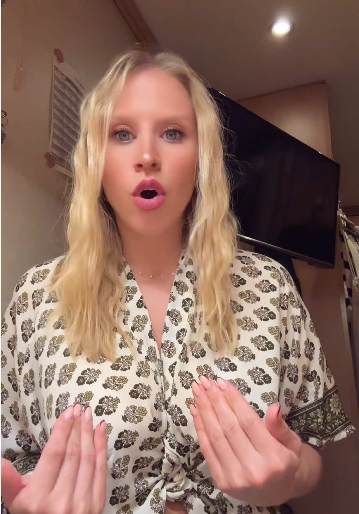 @StewardessLara