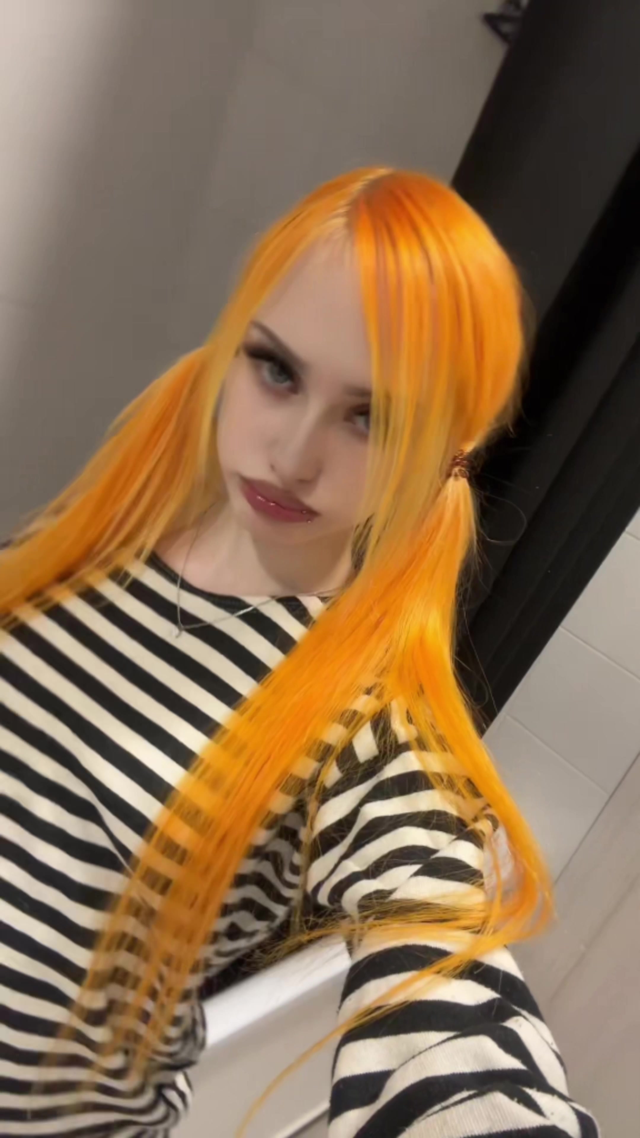 @🙎🏼&zwj;♀️