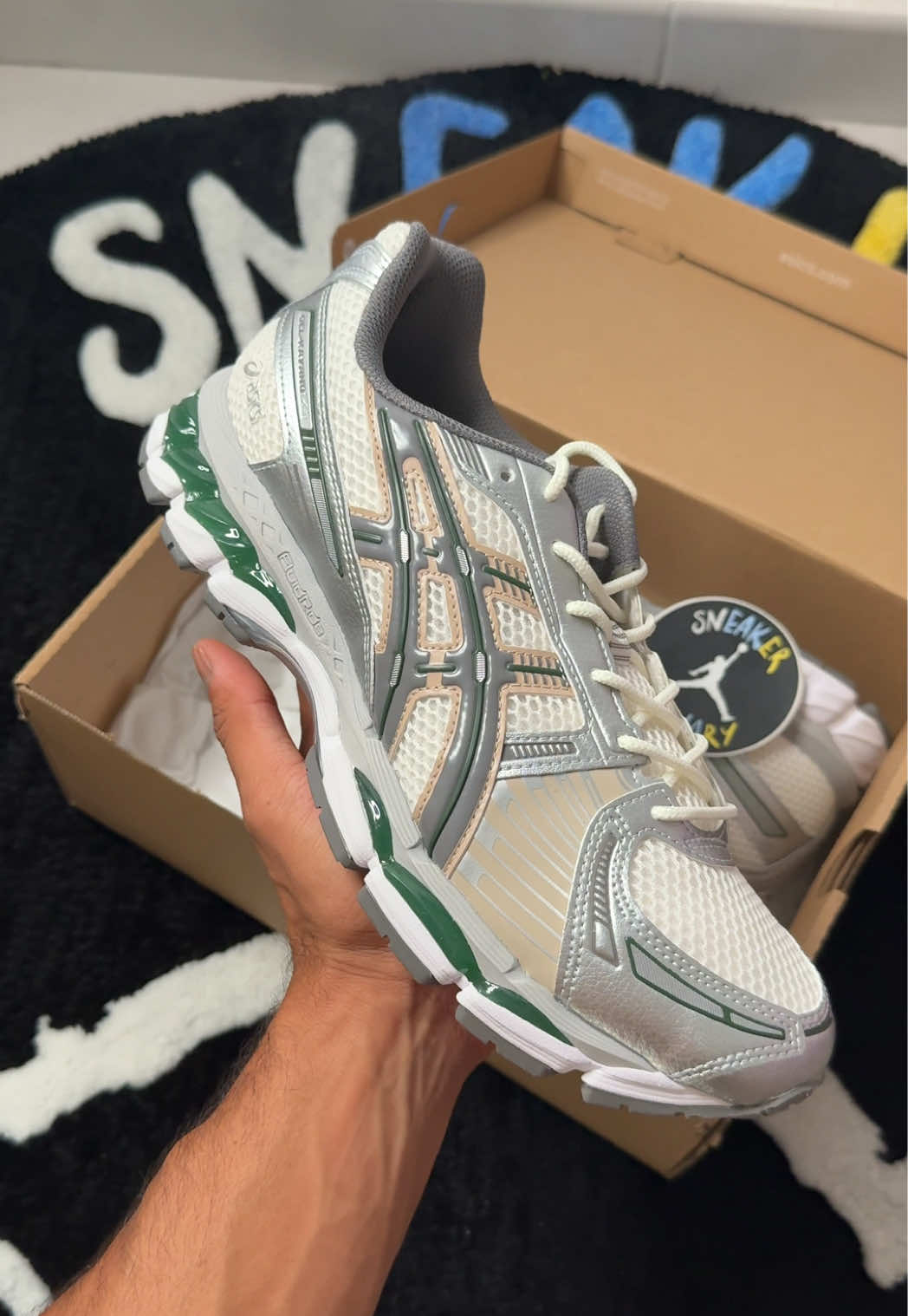 @Sneaker_canary