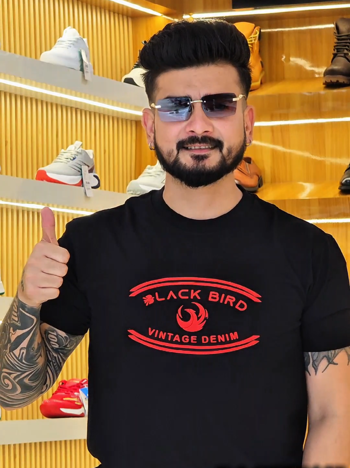 @पछ्याण wears