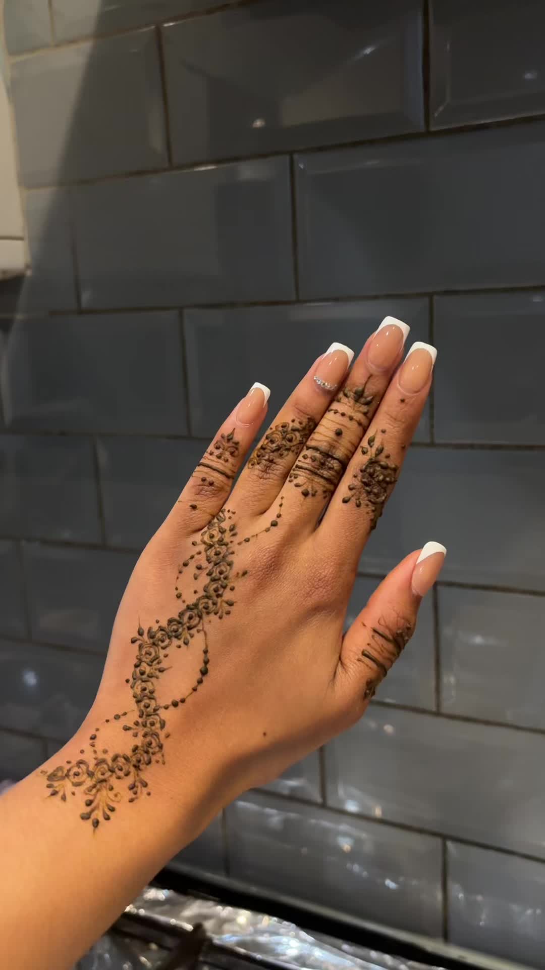 @ayshahhenna_artist