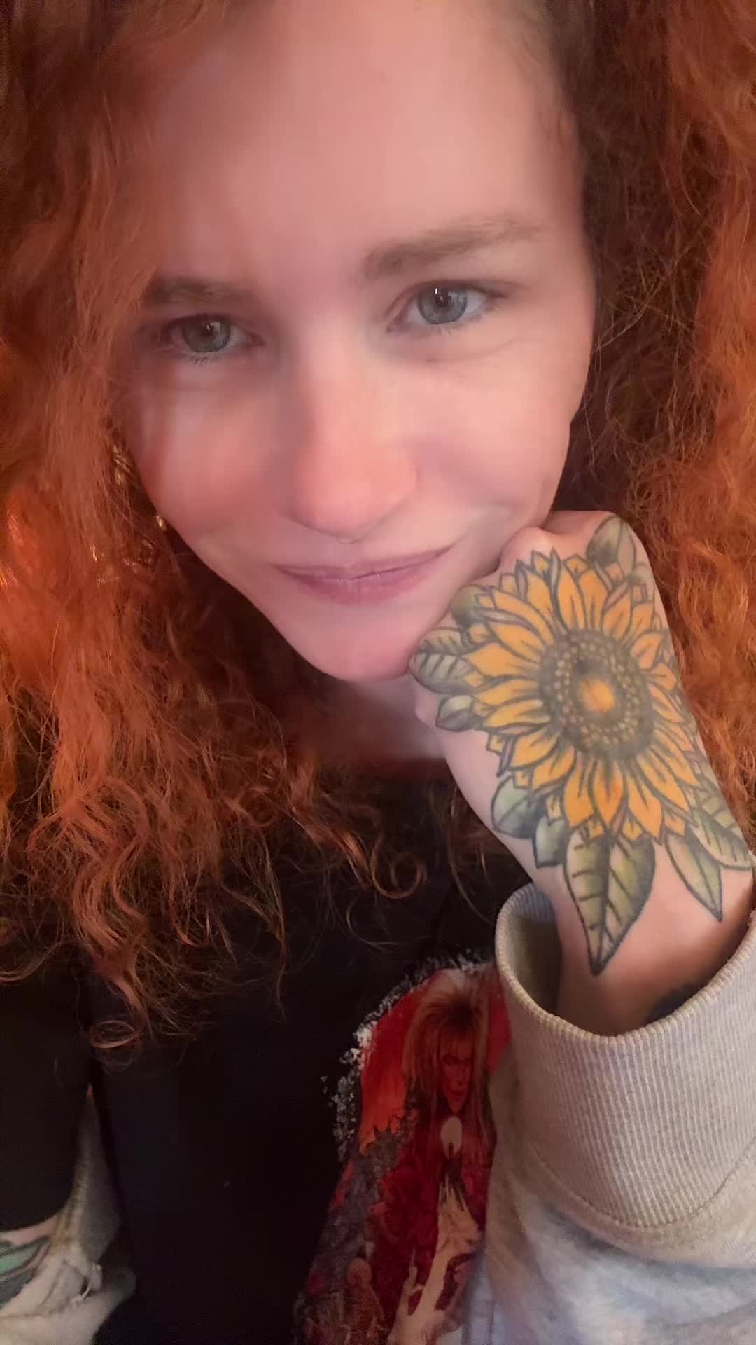 @curlyhairandtattoos