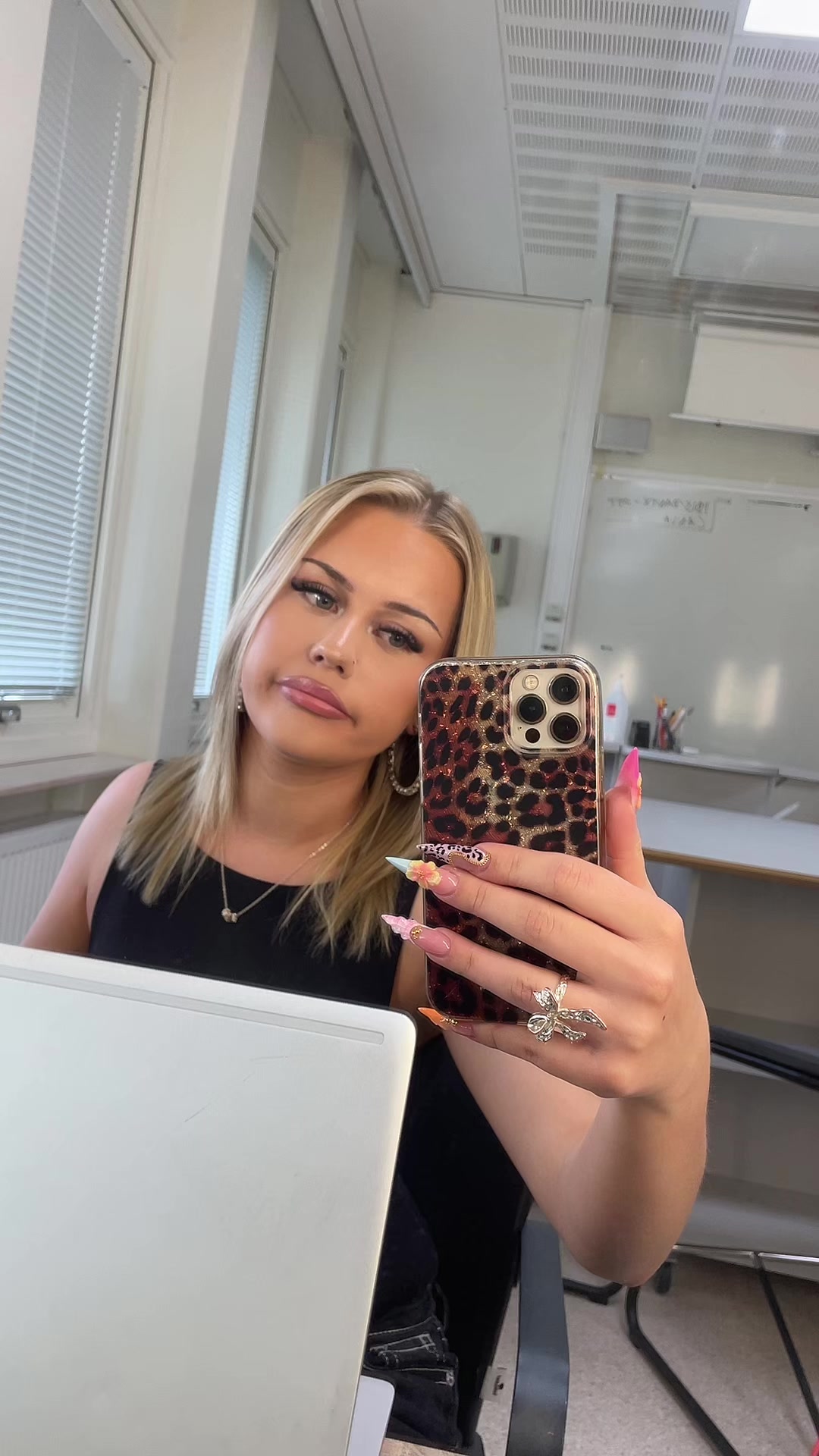 @𝐿 💋
