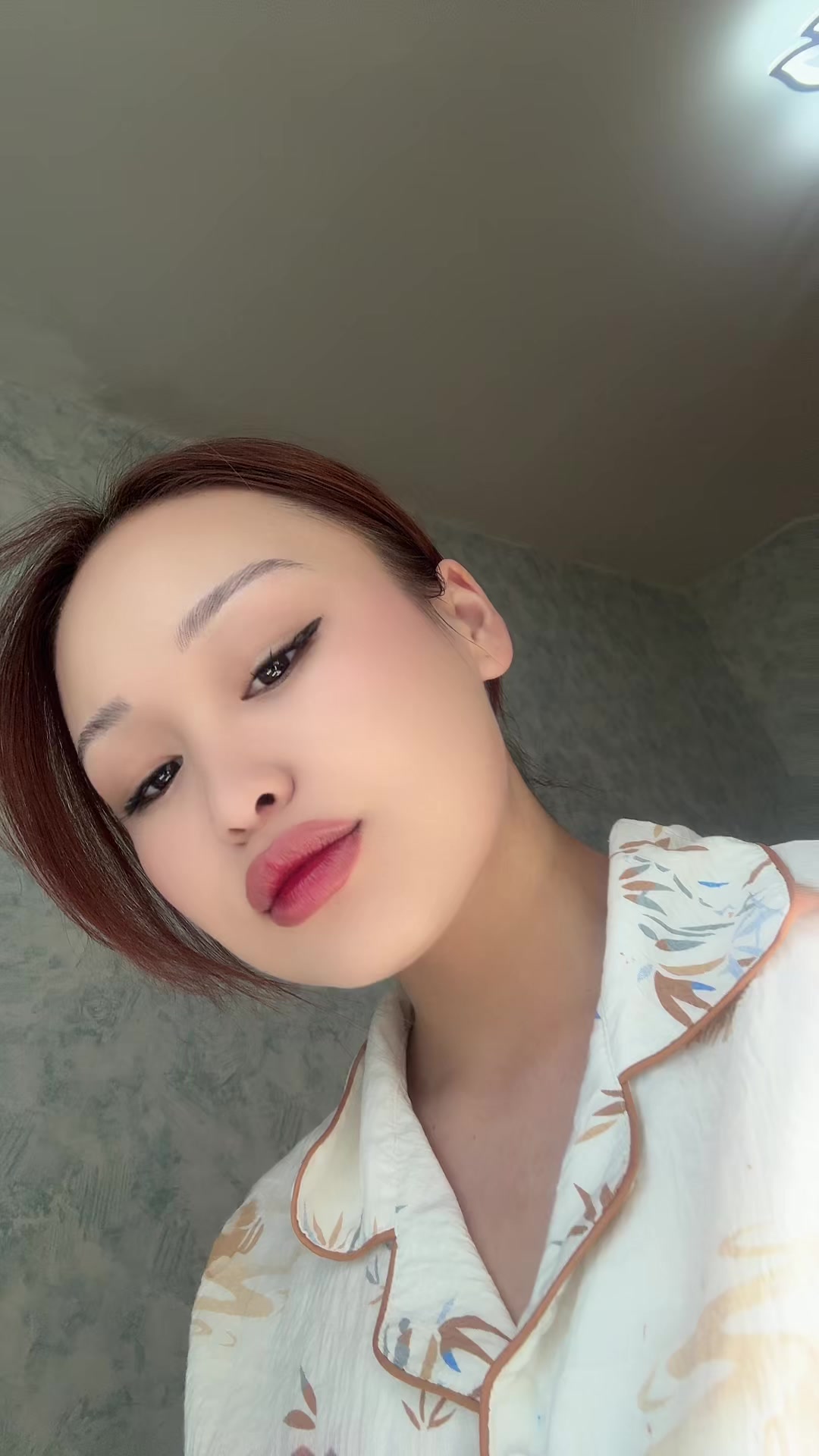 @~