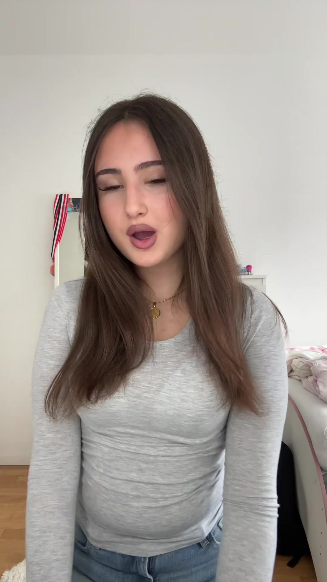@leona