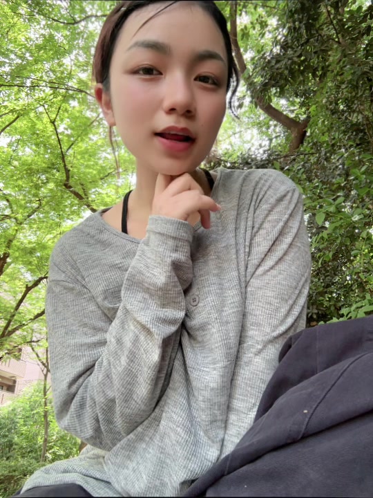 @•