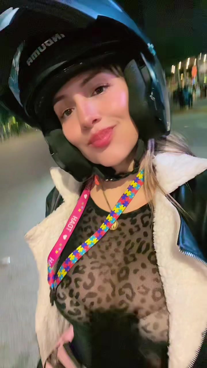 @La Vivi💜🏍️😘
