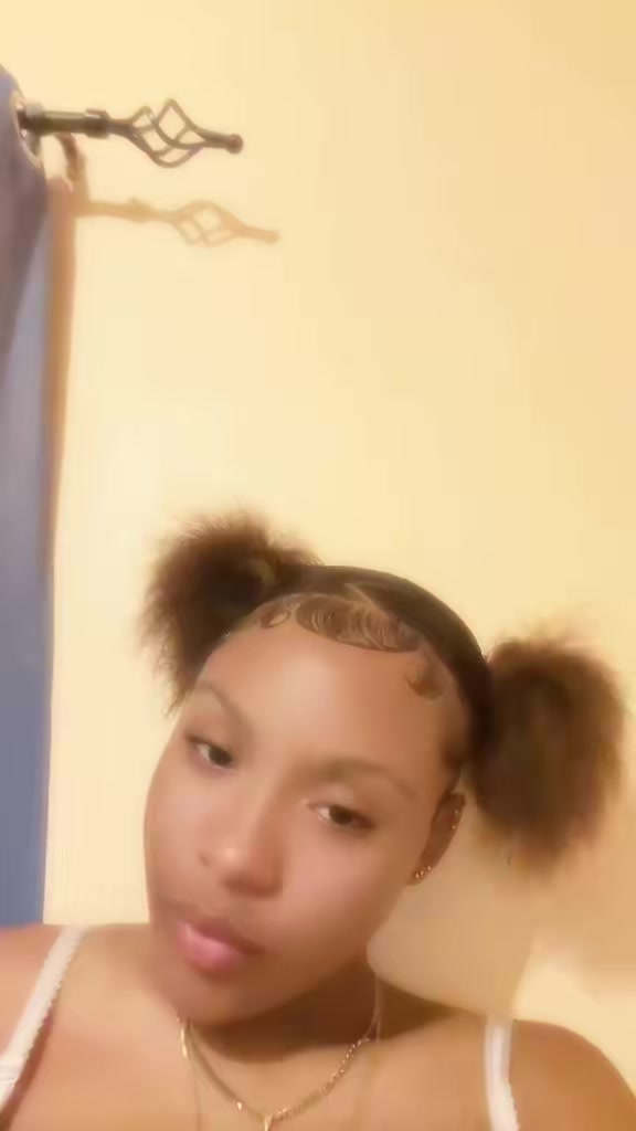 @niaabaee__