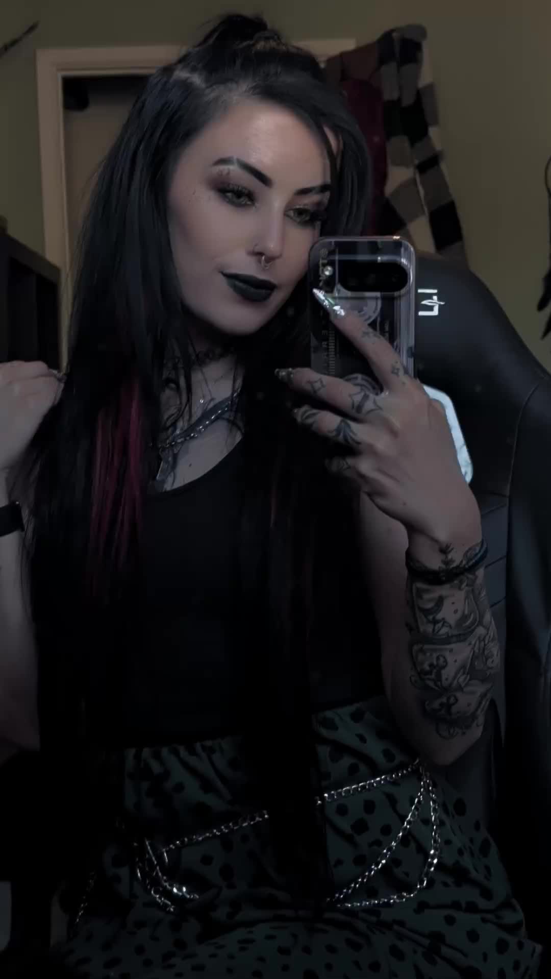 @Bee 🦇🖤