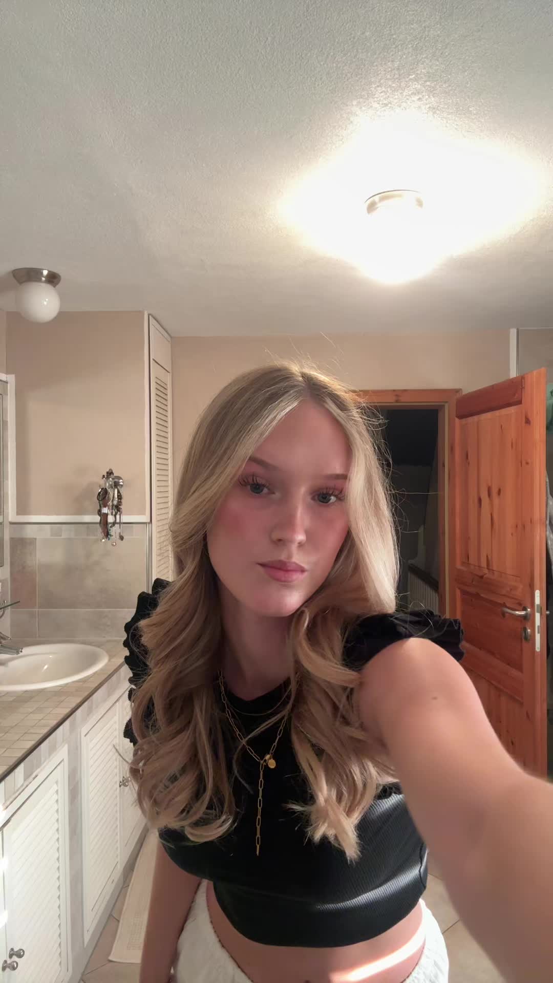 @𝐌𝐨𝐧𝐚