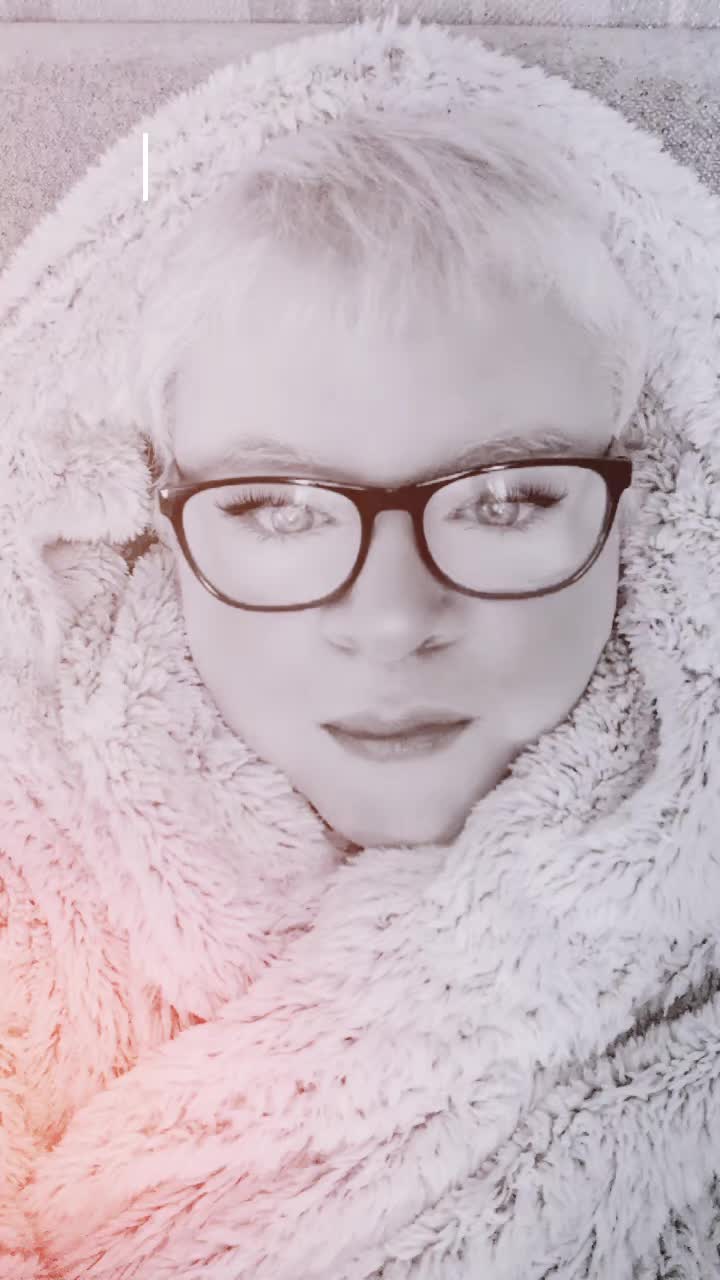 @Itsmedeedee
