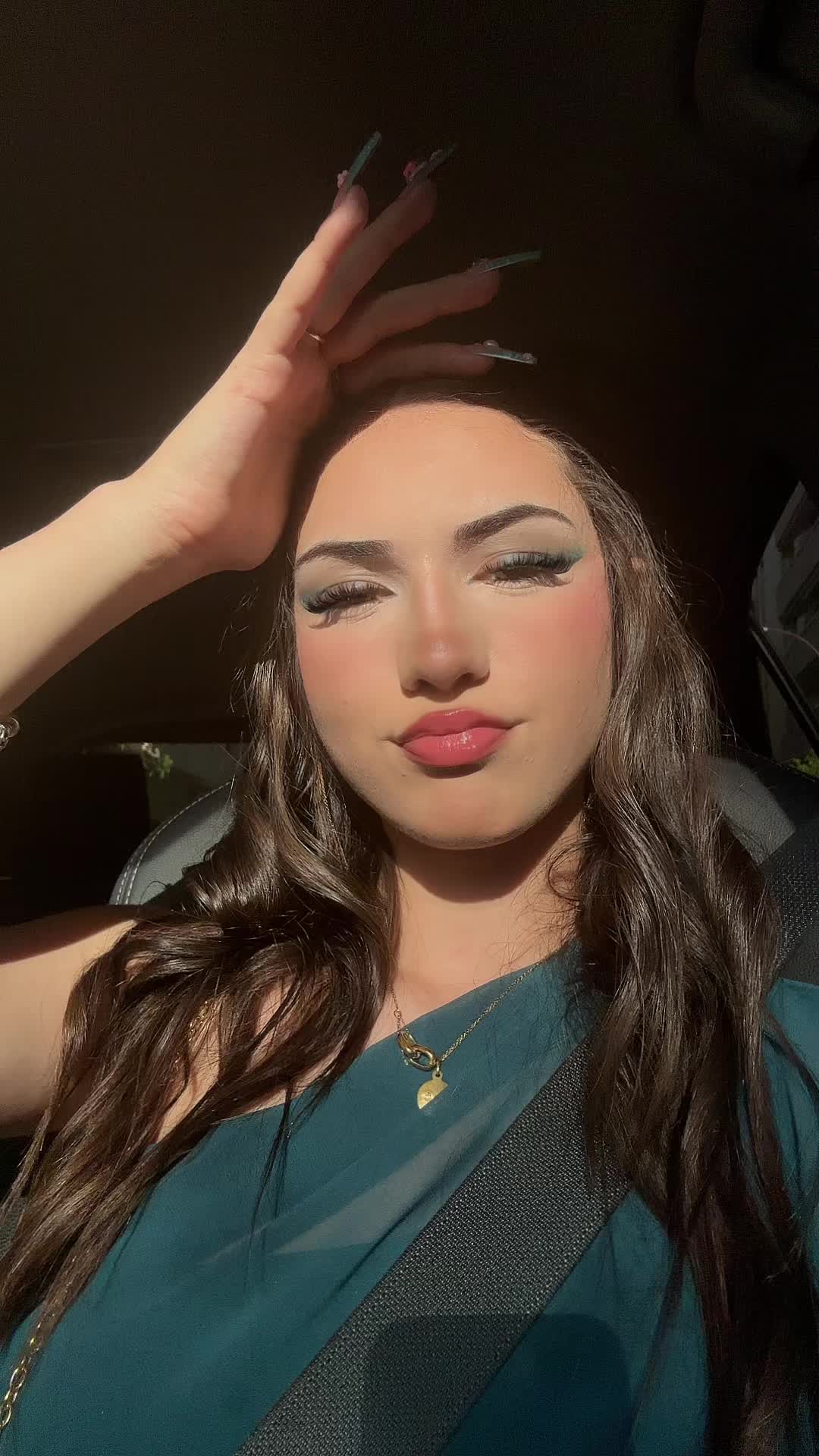 @🦦