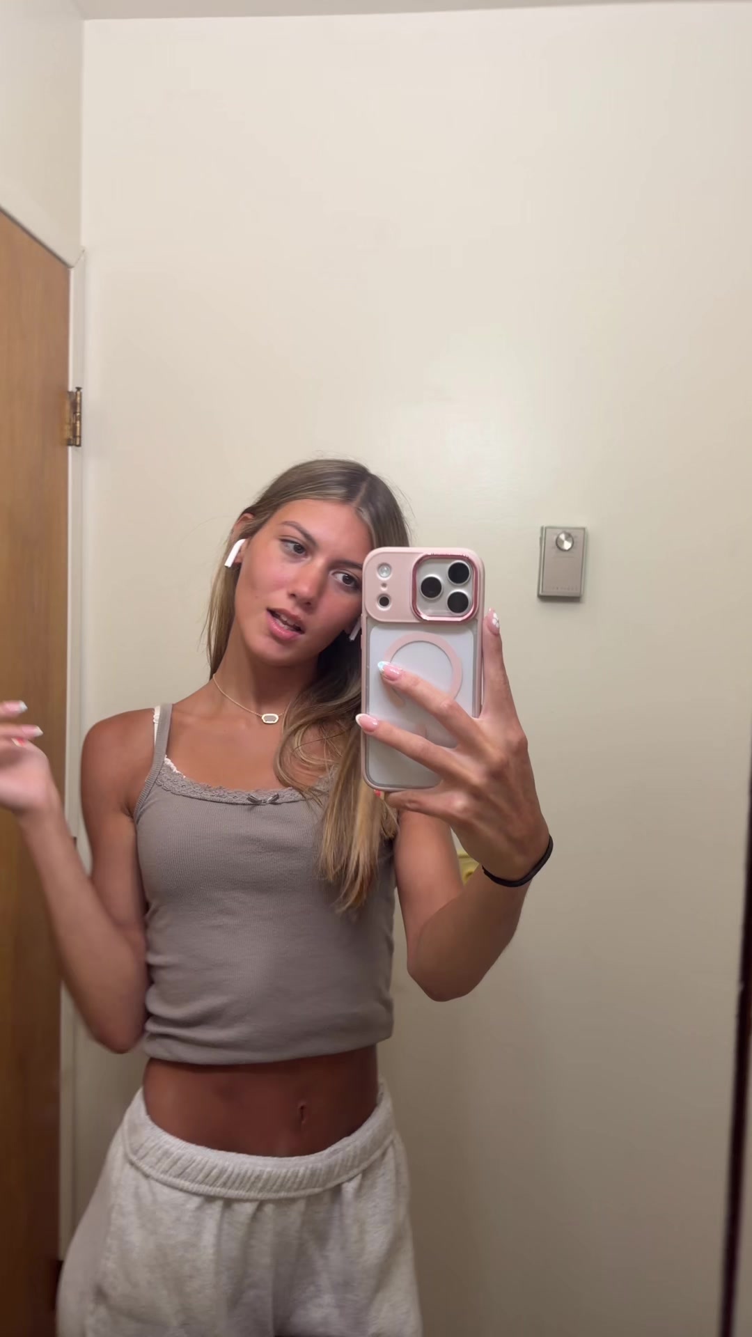 @theleahmae