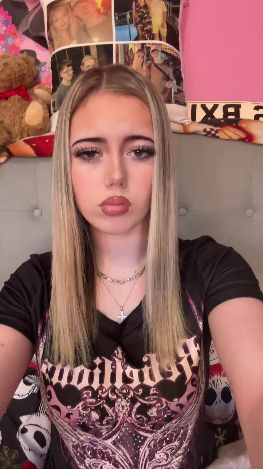 @𝓗𝓸𝓵𝓵𝓲𝓮💋