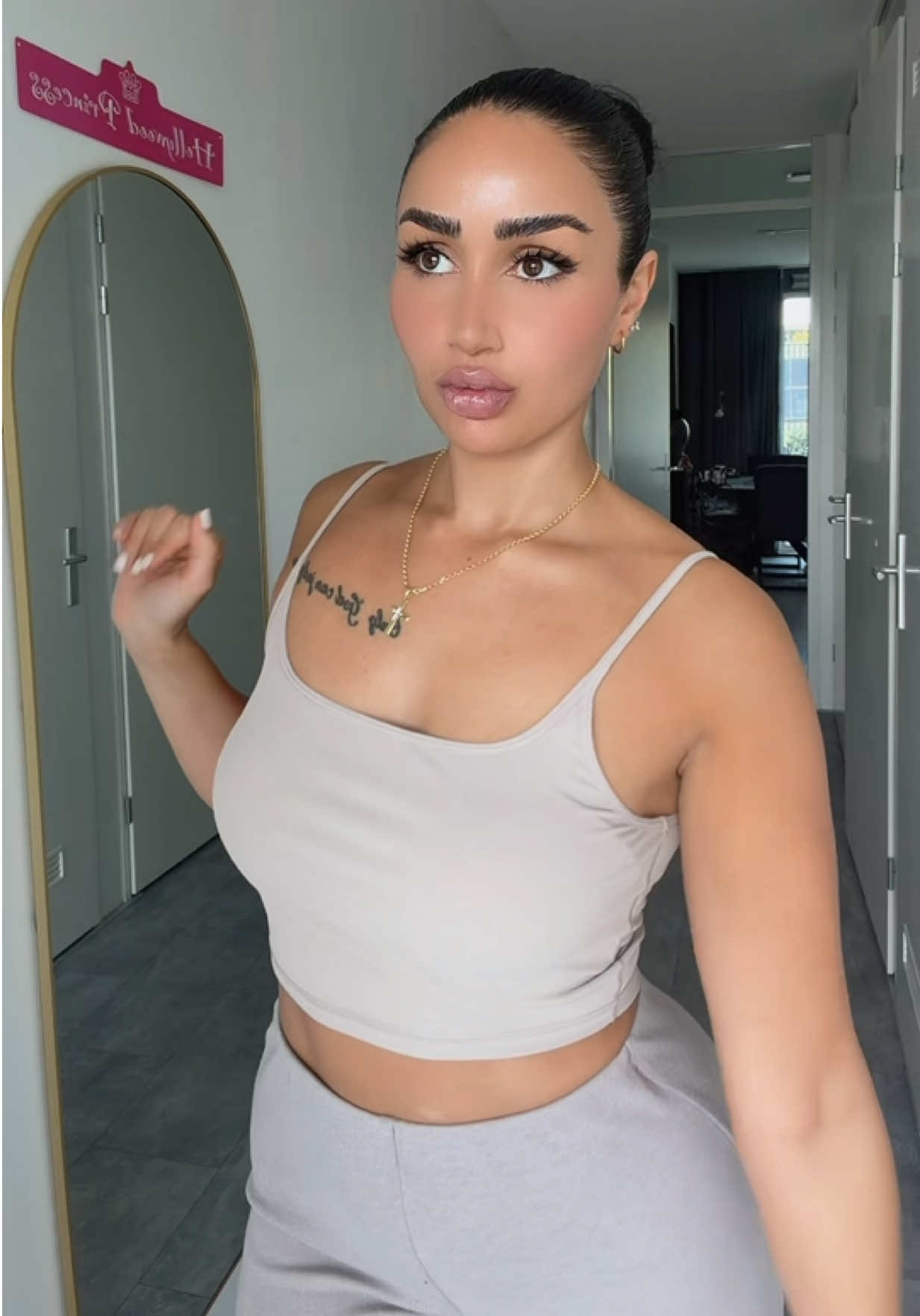 @EllxFit