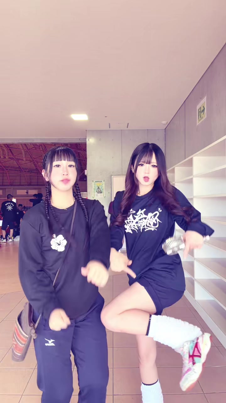 @にこ