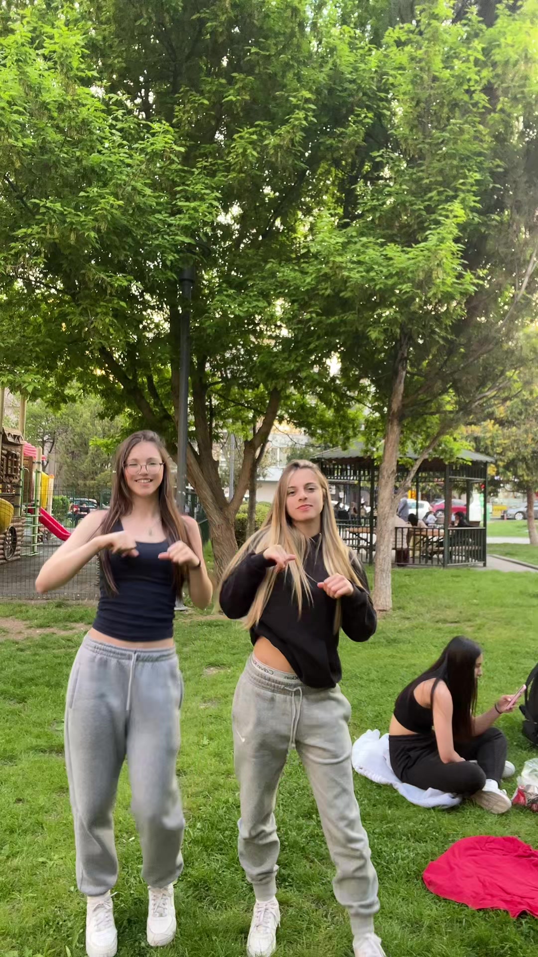 @urfavblondnbrunettee