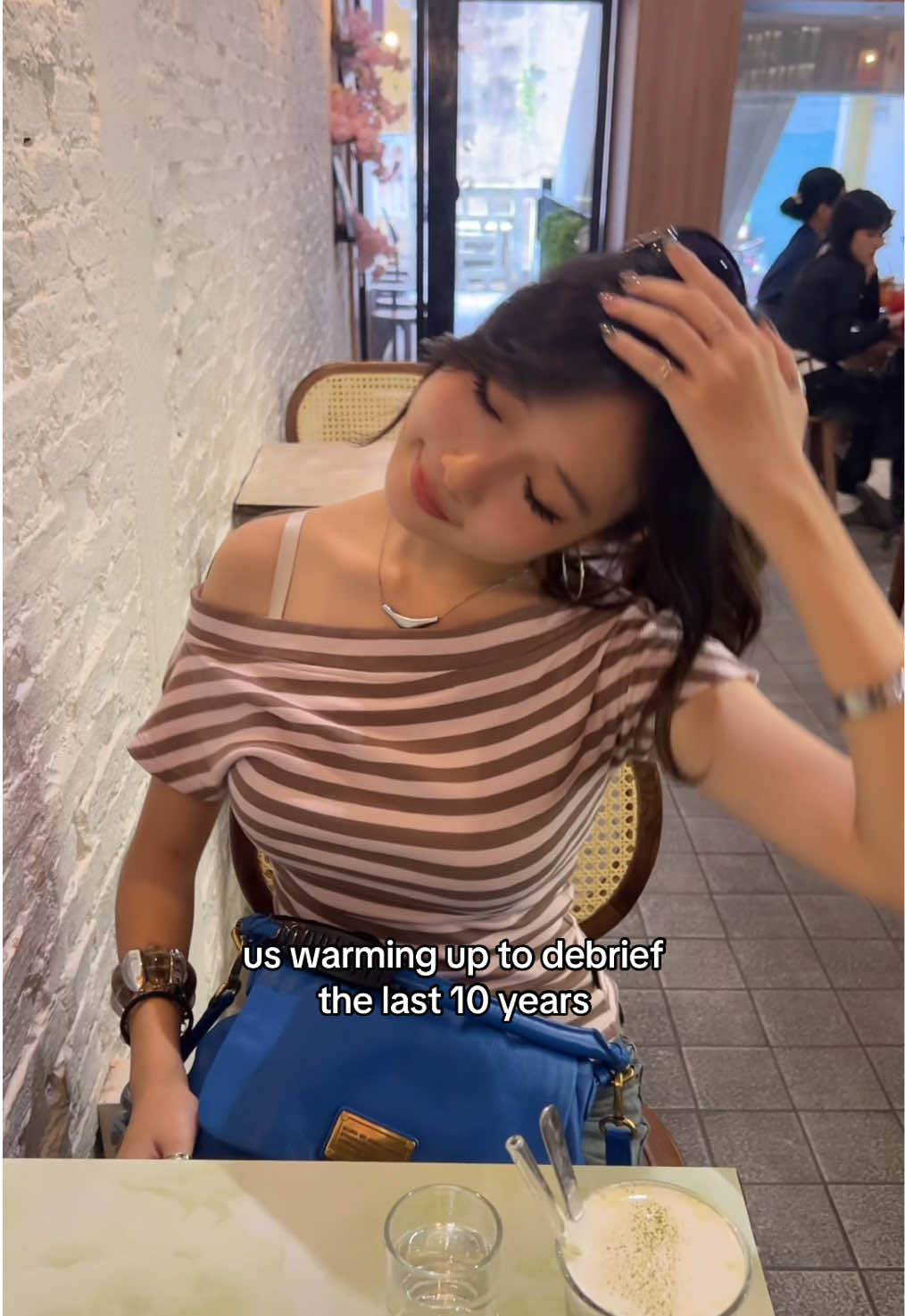 @由由