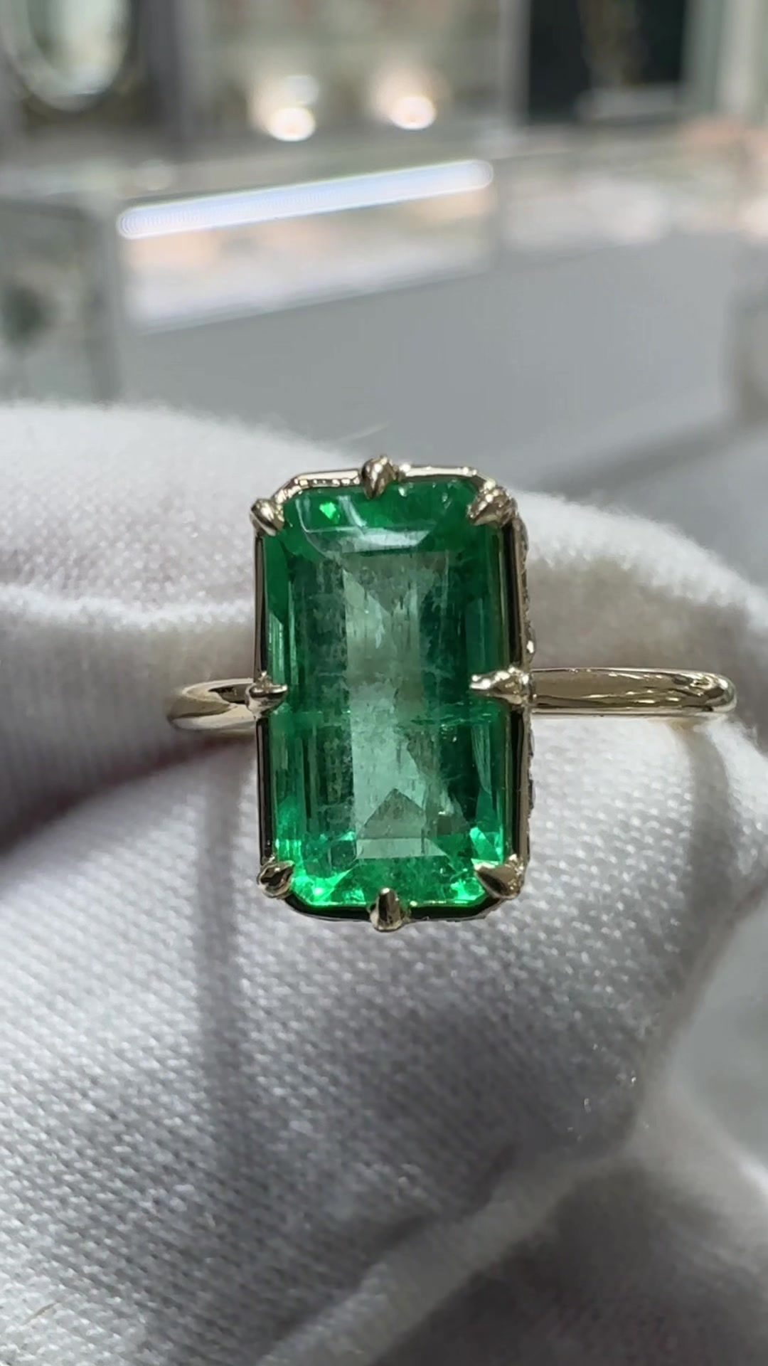 @JR Colombian Emerald