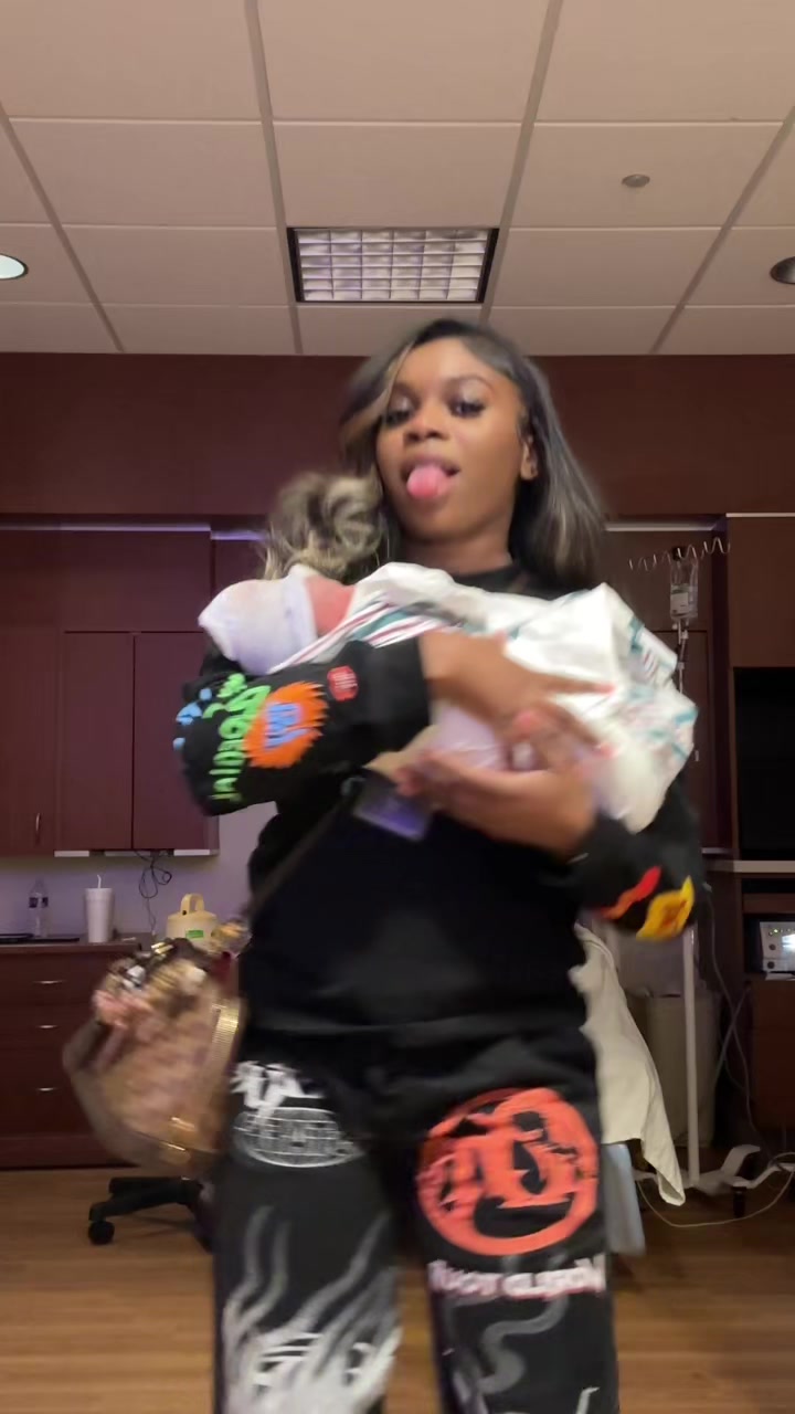 @Iamkaylawaylaxo