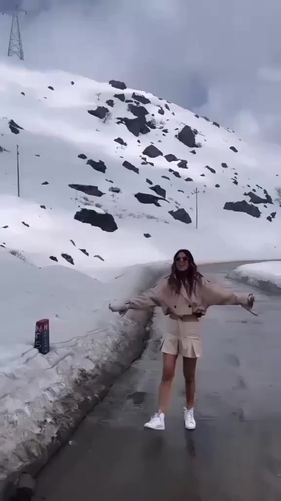 @nia Sharma