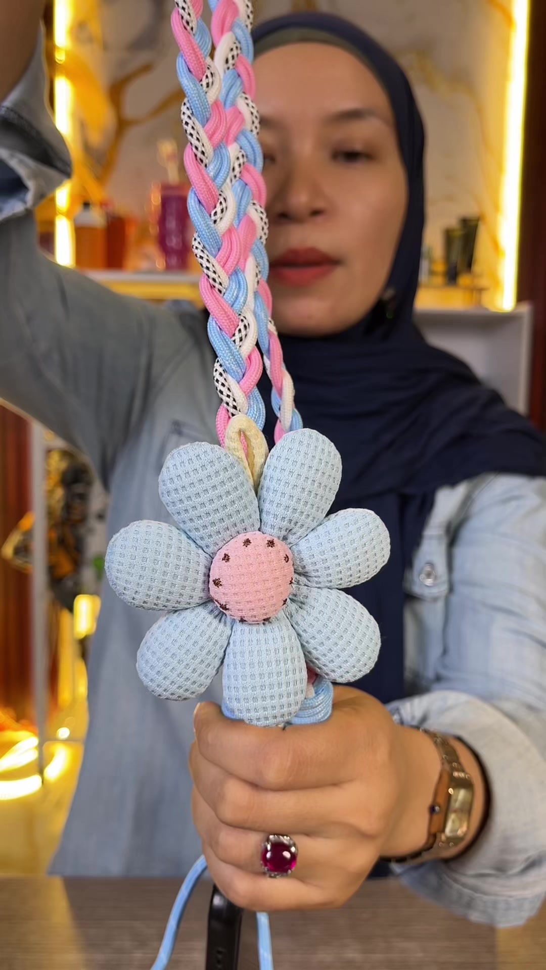 @LELI si paling TAS dan SANDAL