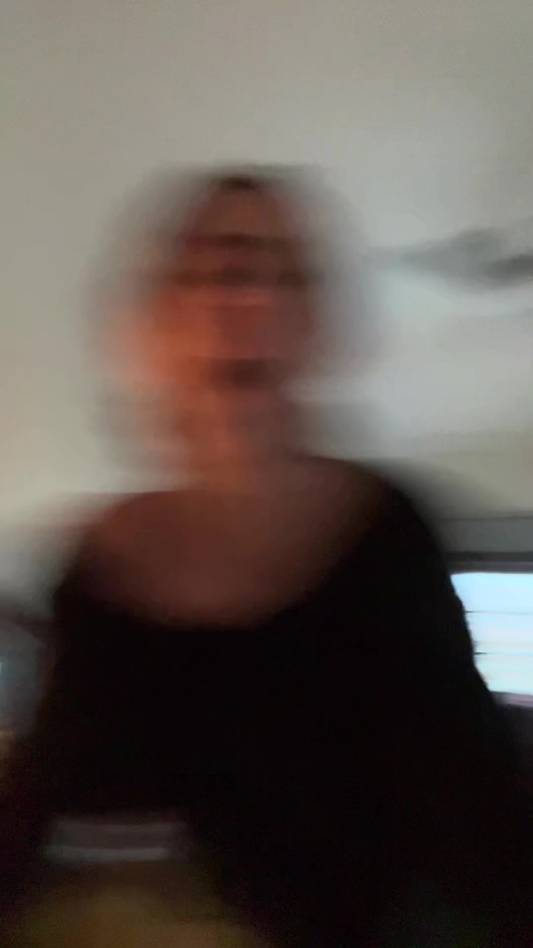 @•