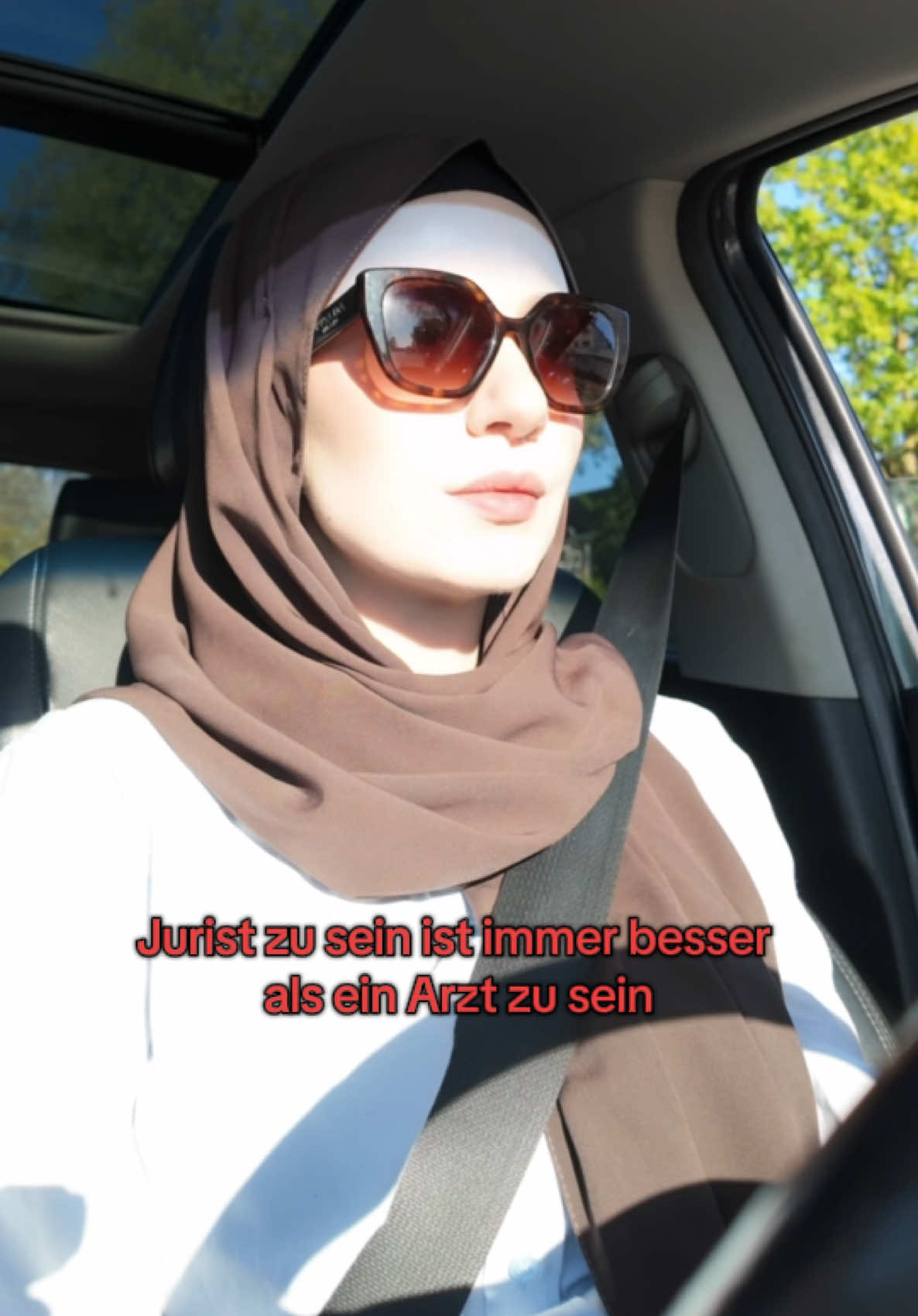 @Kübra 🦋 | Creator & Lawyer
